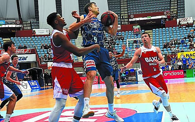 Sekulic lucha por un rebote con Yakuba, el jugador del Manresa.