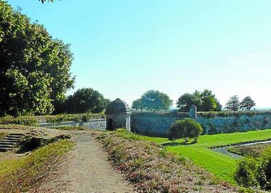 Imagen secundaria 1 - La Rochelle es el centro turístico de la zona, una localidad donde la entrada al puerto viejo está dominada por las torres de las Cadenas y San Nicolás. Debajo, pasear por las murallas exteriores de Brouage es una delicia. A la derecha, las casas de colores de Chateau d'Oléron 