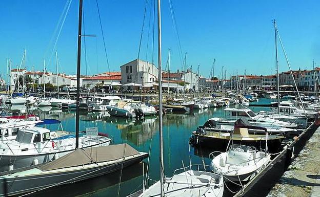 Imagen principal - El muelle de Saint Martin de Ré, repleto de veleros. Debajo, la iglesia de Talmont-sur-Gironde. A su vera, la fragata L'Hermione, la gran sensación del pasado Festival Marítimo de Pasaia, está amarrada desde este verano en Rochefort. Se puede visitar su interior. 