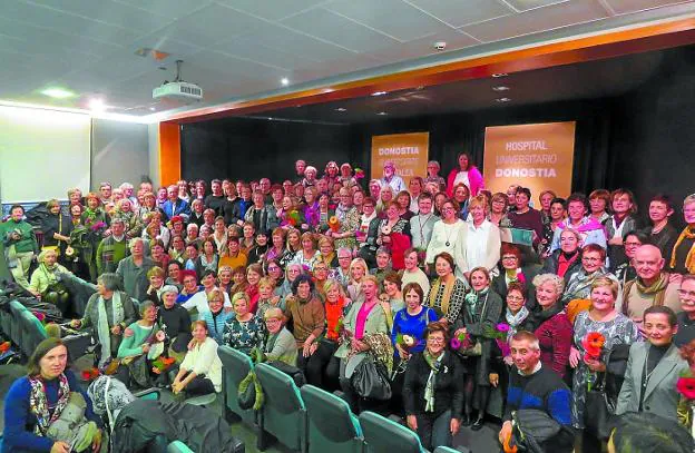 Trabajadoras y trabajadores de OSI Donostialdea, en la fiesta homenaje en el Hospital Universitario. 