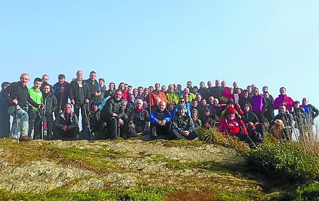Cumbre. Montañeros en la primera cita del calendario alpino en Eibar, la subida a Urko del pasado día 1 de enero. 