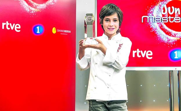 Josetxo, con el trofeo que le acredita como el ganador de la sexta edición de 'MasterChef junior'. 
