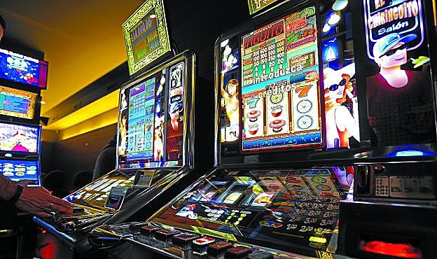 Juego. Las máquinas tragaperras son solo una muestra de todo un abanico de prácticas que pueden desembocar en adicción. 