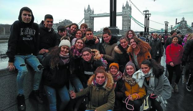Viaje escolar. La veintena de alumnos de La Anunciata que recientemente han viajado a Londres para conocer diferentes lugares de la urbe.