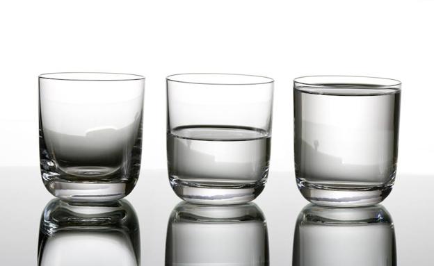 ¿De verdad necesitas beber 8 vasos de agua al día?