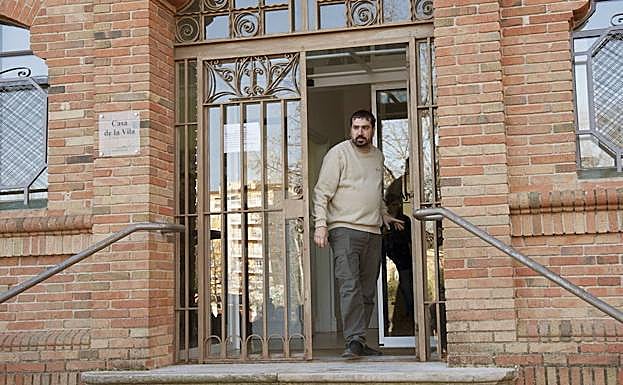 El alcalde del municipio gerundense de Celrà, Dani Cornellà (CUP), sale del Ayuntamiento.