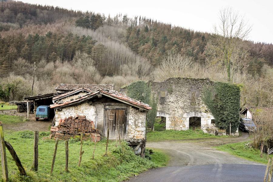 Ruinas del caserío Larraineta, donde nació el abuelo del harrijasotzaile Aimar Irigoien.