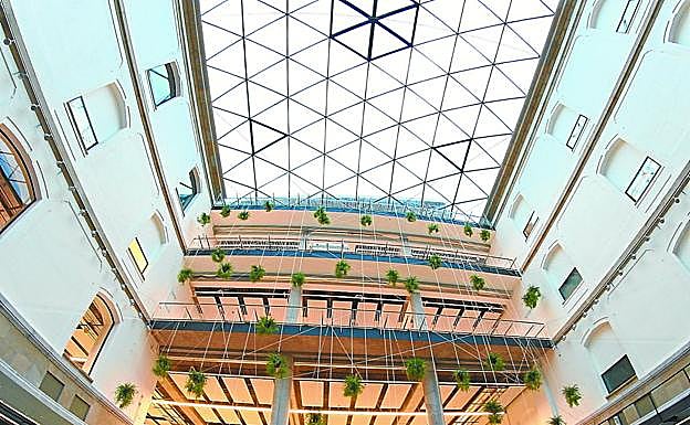 Una vista del patio central de Tabakalera, al que se accede desde la entrada de la plaza Nestor Basterretxea.