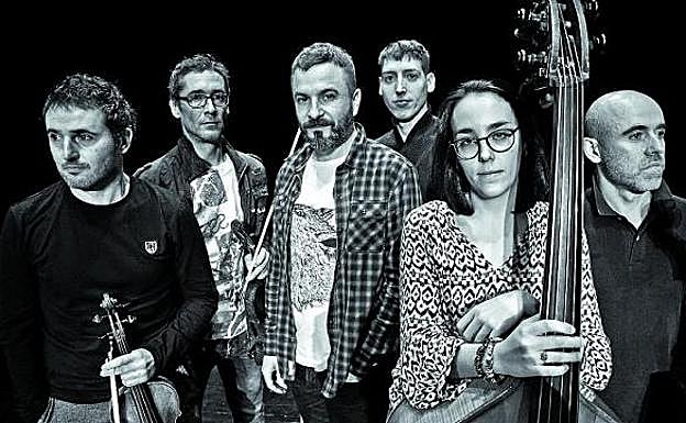 Harian. Soka instrumentuetan bost lagun aritzen dira eta ahotsa Eñaut Elorrietak jartzen du.