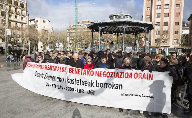 Concentración de empleados de colegios concertados en Irun.