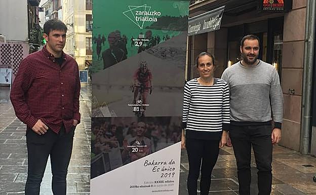 De izquierda a derecha, Gorka Silvan, Ainhoa Murua e Iban San Martin en la presentación del Triatlón de Zarautz. 