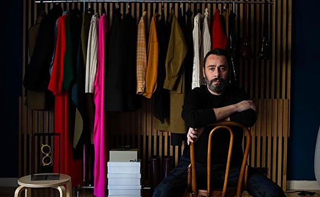 Juanjo Oliva posa en su casa con la nueva colección. 