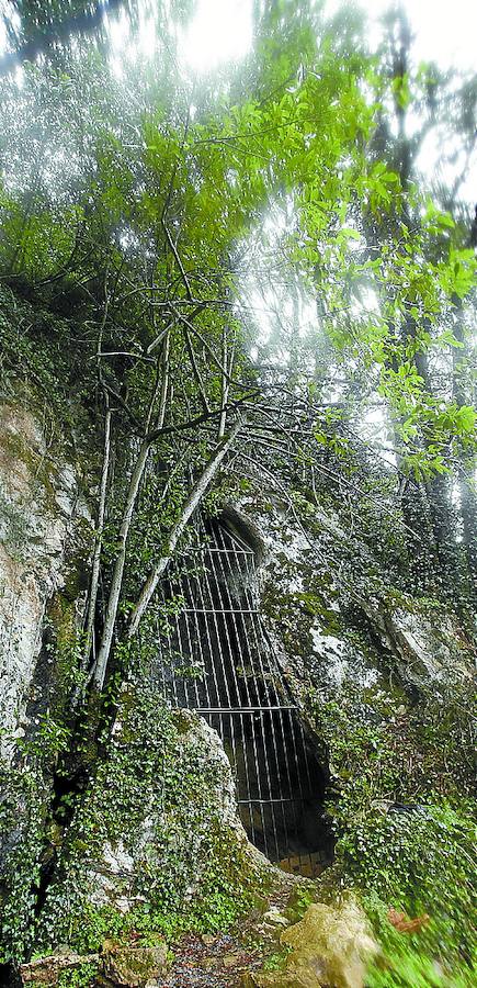 Diferentes elementos localizados en las cuevas de los alrededores de Ekain como el colgante. Cada año se recrea en Zestoa la vida de sus antiguos pobladores.