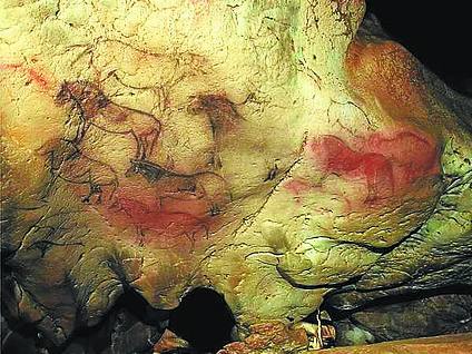 Diferentes elementos localizados en las cuevas de los alrededores de Ekain como el colgante. Cada año se recrea en Zestoa la vida de sus antiguos pobladores.