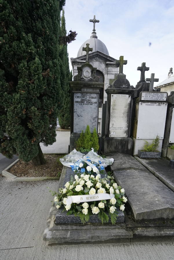 Ofrenda floral a Gregorio Ordóñez en el cementerio de Polloe cuando se cumplen 24 años de su asesinato a manos de ETA. 