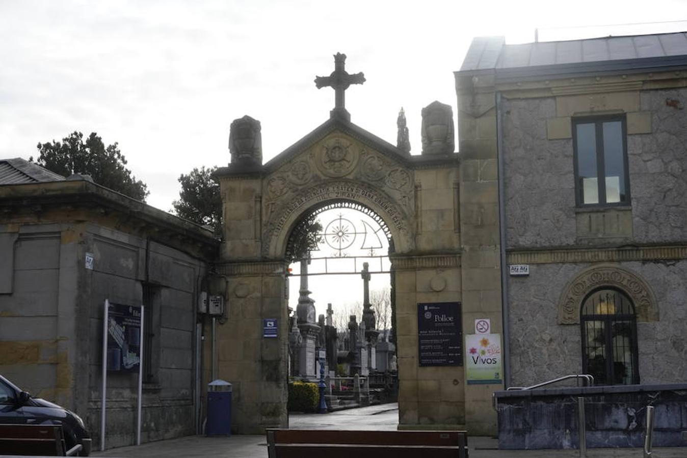 Ofrenda floral a Gregorio Ordóñez en el cementerio de Polloe cuando se cumplen 24 años de su asesinato a manos de ETA. 