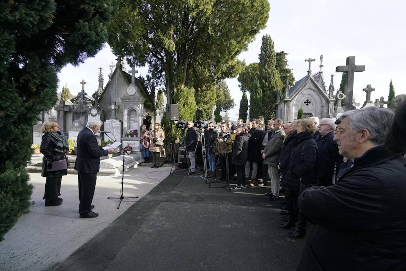 Ofrenda floral a Gregorio Ordóñez en el cementerio de Polloe cuando se cumplen 24 años de su asesinato a manos de ETA. 