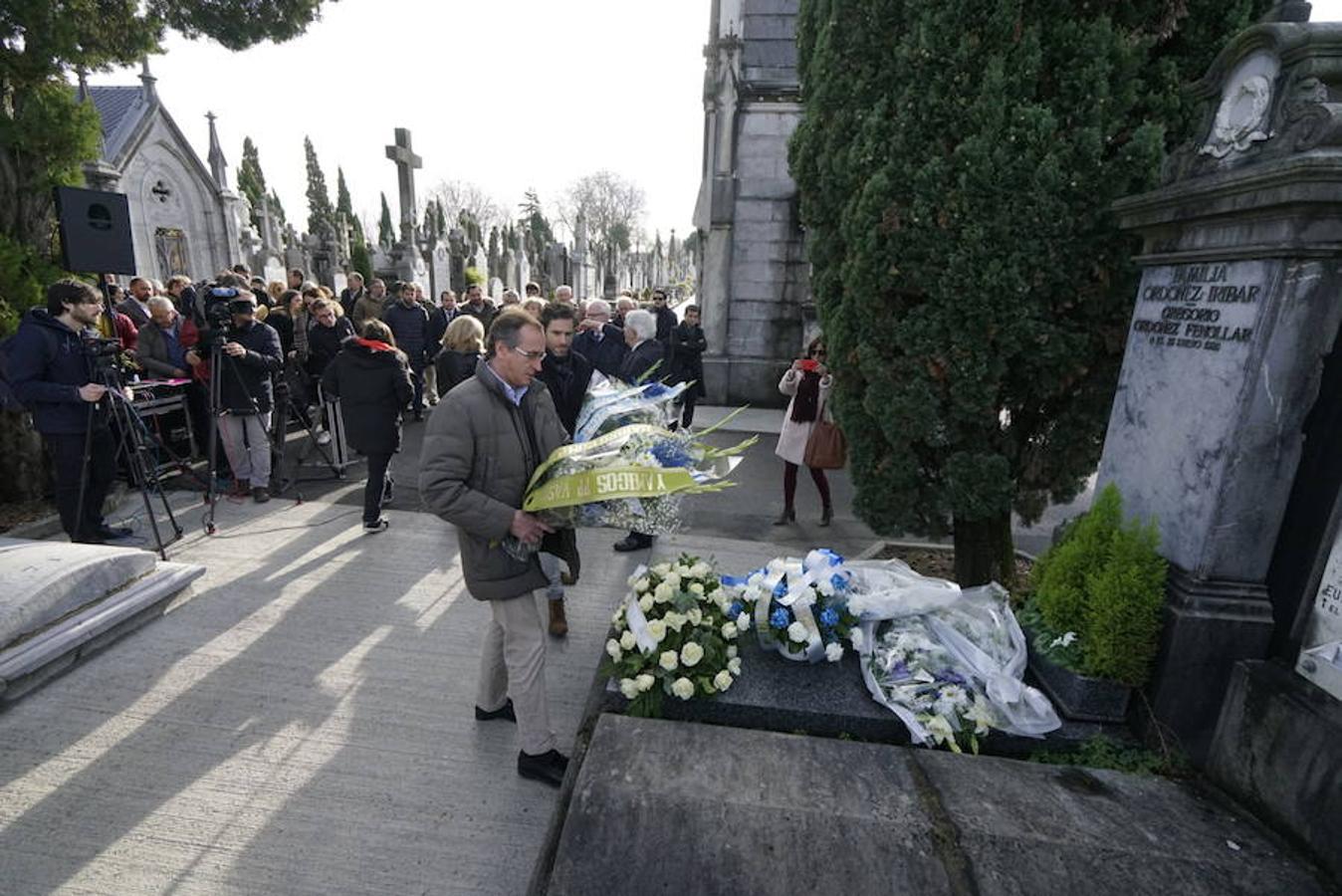 Ofrenda floral a Gregorio Ordóñez en el cementerio de Polloe cuando se cumplen 24 años de su asesinato a manos de ETA. 