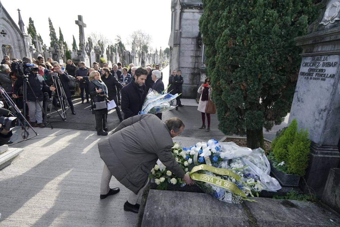 Ofrenda floral a Gregorio Ordóñez en el cementerio de Polloe cuando se cumplen 24 años de su asesinato a manos de ETA. 