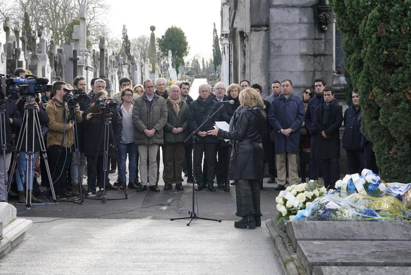 Ofrenda floral a Gregorio Ordóñez en el cementerio de Polloe cuando se cumplen 24 años de su asesinato a manos de ETA. 