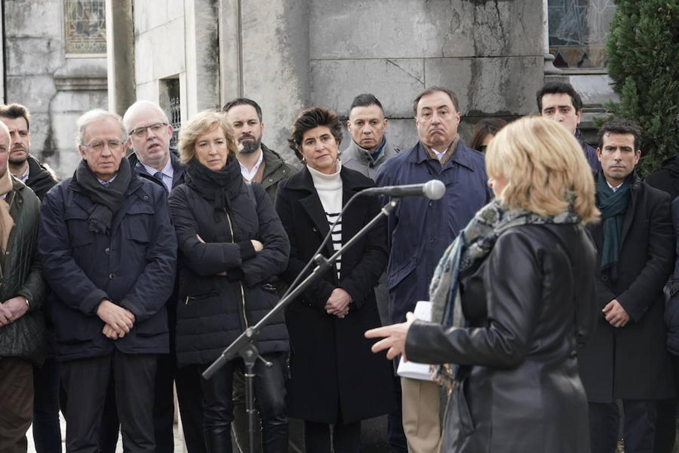 Ofrenda floral a Gregorio Ordóñez en el cementerio de Polloe cuando se cumplen 24 años de su asesinato a manos de ETA. 