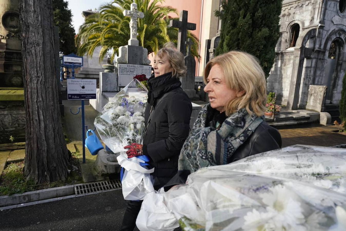 Ofrenda floral a Gregorio Ordóñez en el cementerio de Polloe cuando se cumplen 24 años de su asesinato a manos de ETA. 