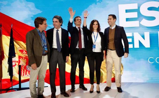 El presidente del PP, Pablo Casado (c), acompañado de Teodoro García Egea (d), José María Aznar, y los candidato populares a la Alcaldía y la Comunidad de Madrid.