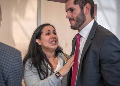 Imagen secundaria 1 - Michael Ibar, hermano de pablo, llora durante la lectura de la sentencia. Abajo, su esposa Tanya y el propio Ibar esposado para salir del juzgado.