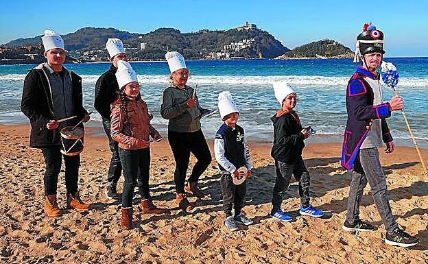 Imagen principal - Arriba, el primer desfile de los Echevarría. Abajo; de izquierda a derecha, Marko (17 años), Papu, Haizea (8 años), Unai (8 años), Fatima, Taani (19 años) y Elaia (12 años). En el lado izquierdo, reproducción del reportaje que DV dedicó a la historia de Papu en marzo de 2018.