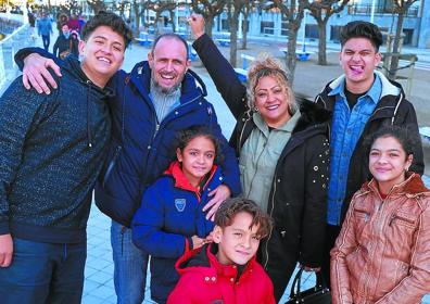 Imagen secundaria 1 - Arriba, el primer desfile de los Echevarría. Abajo; de izquierda a derecha, Marko (17 años), Papu, Haizea (8 años), Unai (8 años), Fatima, Taani (19 años) y Elaia (12 años). En el lado izquierdo, reproducción del reportaje que DV dedicó a la historia de Papu en marzo de 2018.