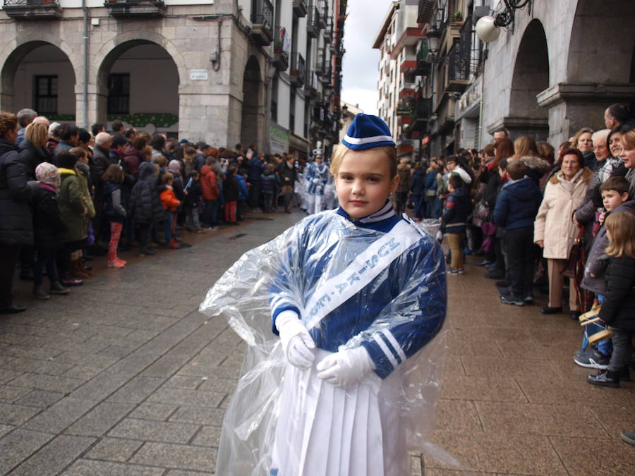 La lluvia deslució la Tamborrada Infantil de Azpeitia este día de San Sebastián.