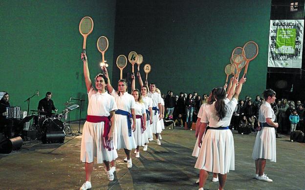 Representantes del mundo de la pelota abrieron la temporada de este año en los Tilos donde hubo gran ambiente.