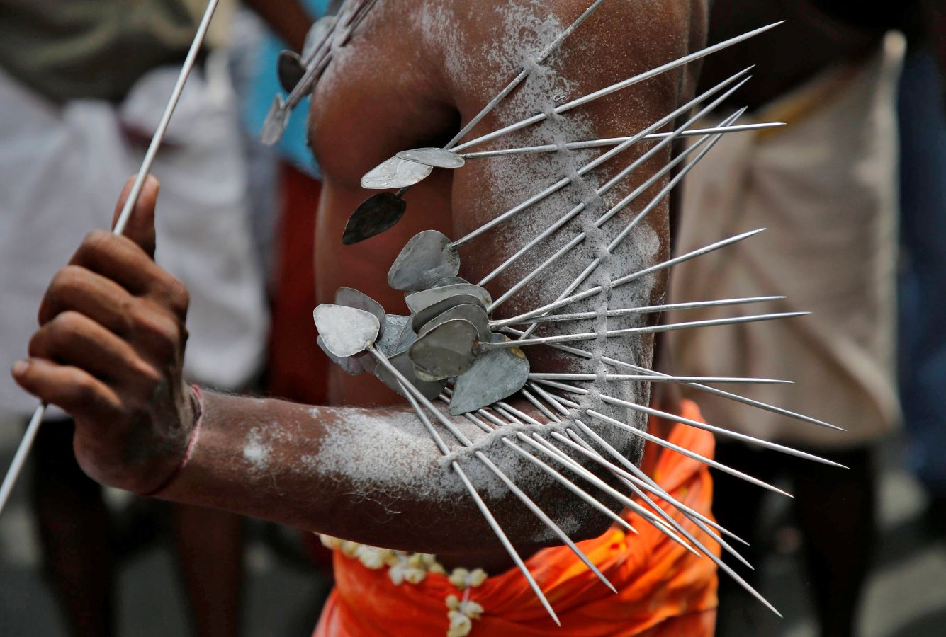 Cientos de fieles celebran el festival Thaipusam en varios puntos de India y Singapur. Se atraviesan el cuerpo con agujas y cuelgan de ahí sus ofrendas, normalmente furtas o recipientes de leche