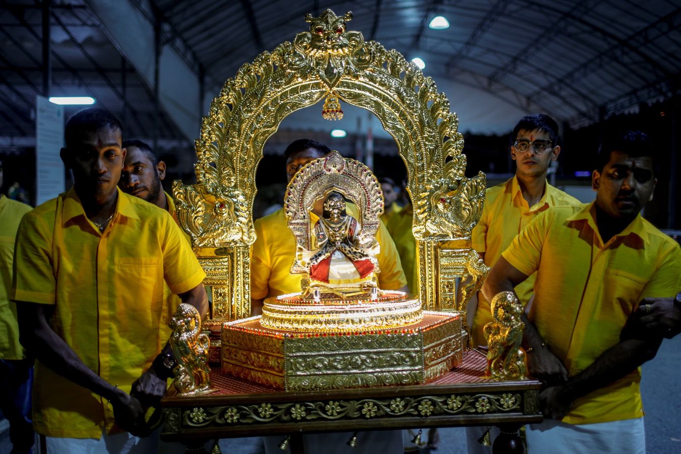 Cientos de fieles celebran el festival Thaipusam en varios puntos de India y Singapur. Se atraviesan el cuerpo con agujas y cuelgan de ahí sus ofrendas, normalmente furtas o recipientes de leche