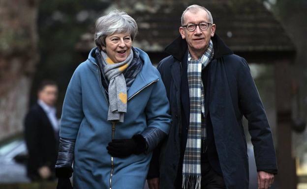 Theresa May y su marido, Phillip, acuden a la iglesia de High Wicombe, como cada domingo.