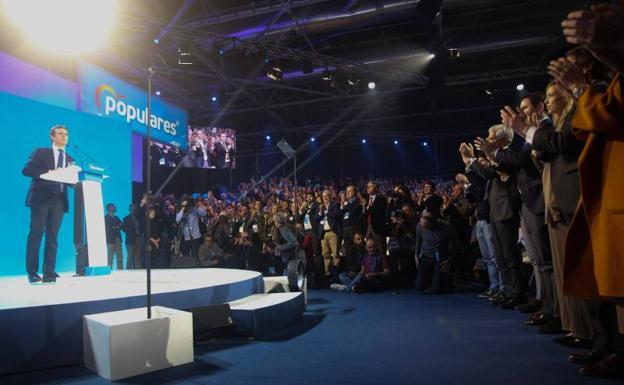 Pablo Casado finaliza su discurso en la convención nacional del PP en Madrid con el auditorio puesto en pie.