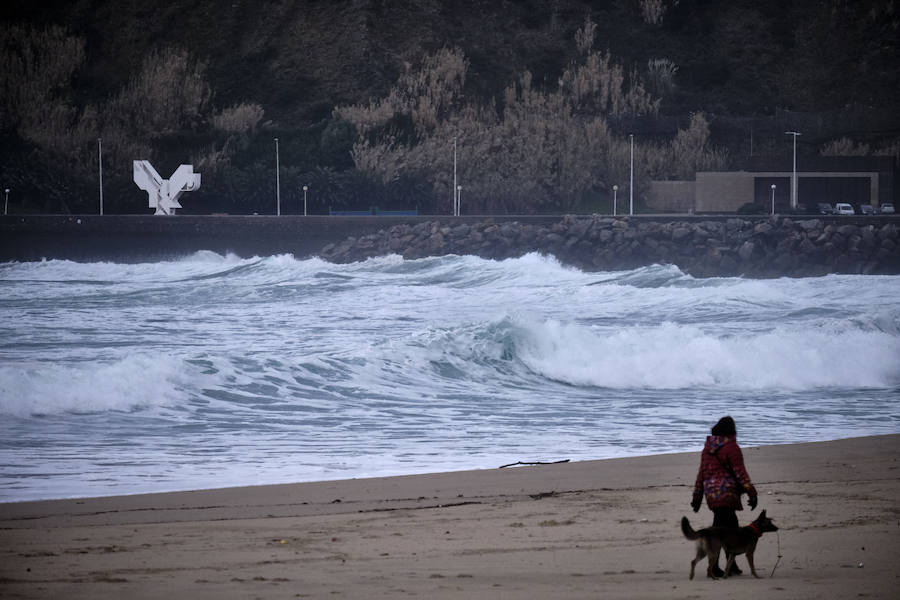 Donostia y Zarautz han tomado medidas este martes ante el aviso amarillo por olas en la costa. El Paseo Nuevo de San Sebastián ha quedado cerrado y en el Malecón zarauztarra los comerciantes han comenzado a 'blindar' sus establecimientos.