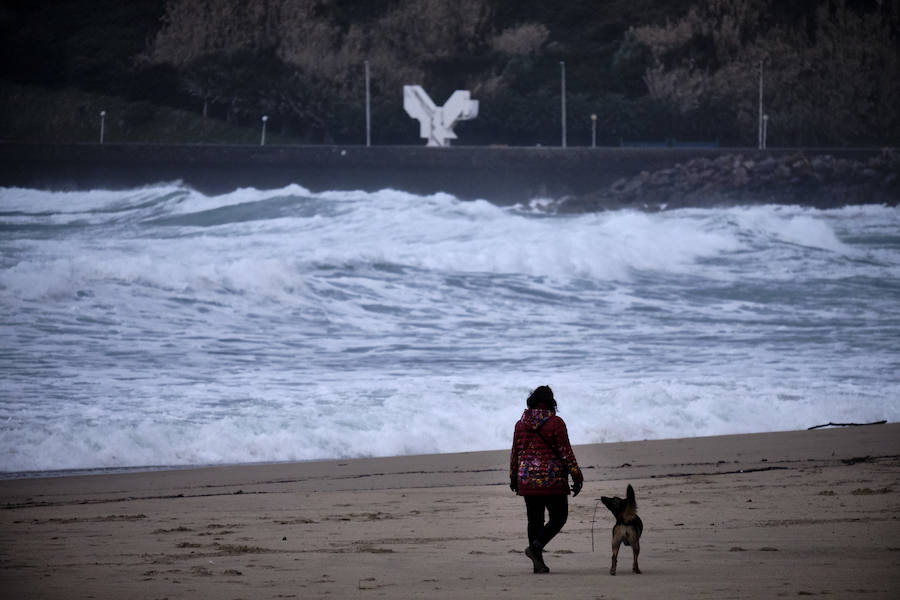 Donostia y Zarautz han tomado medidas este martes ante el aviso amarillo por olas en la costa. El Paseo Nuevo de San Sebastián ha quedado cerrado y en el Malecón zarauztarra los comerciantes han comenzado a 'blindar' sus establecimientos.
