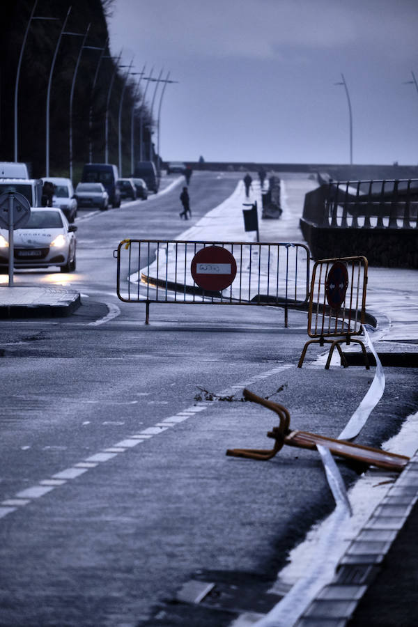 Donostia y Zarautz han tomado medidas este martes ante el aviso amarillo por olas en la costa. El Paseo Nuevo de San Sebastián ha quedado cerrado y en el Malecón zarauztarra los comerciantes han comenzado a 'blindar' sus establecimientos.