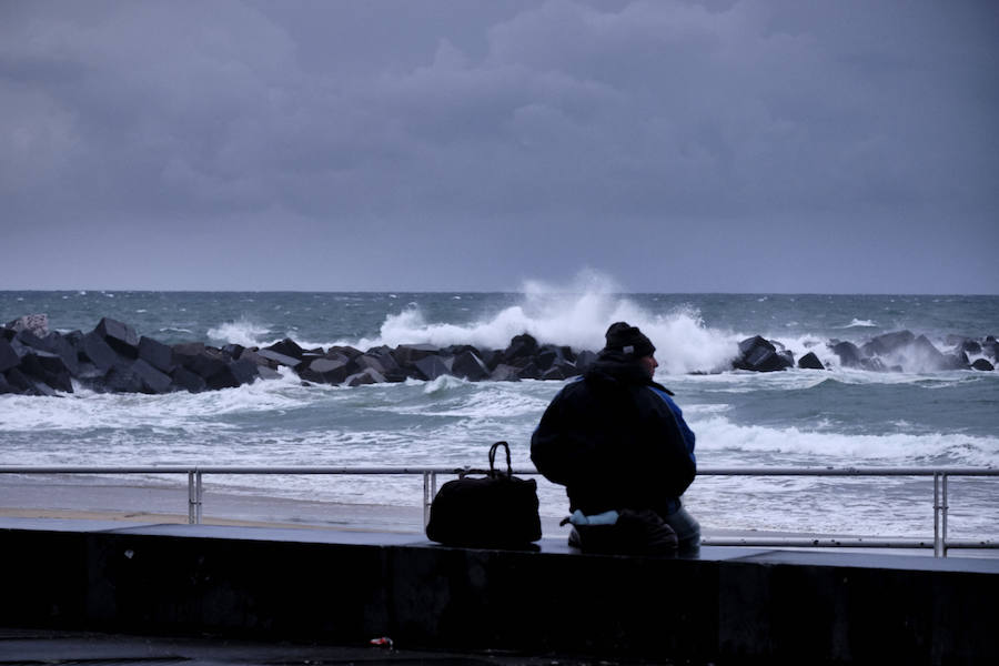 Donostia y Zarautz han tomado medidas este martes ante el aviso amarillo por olas en la costa. El Paseo Nuevo de San Sebastián ha quedado cerrado y en el Malecón zarauztarra los comerciantes han comenzado a 'blindar' sus establecimientos.