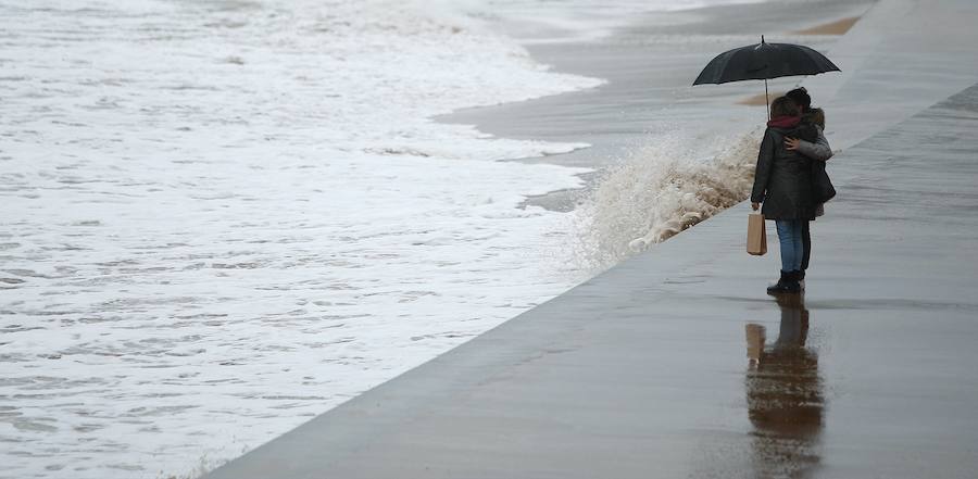 Donostia y Zarautz han tomado medidas este martes ante el aviso amarillo por olas en la costa. El Paseo Nuevo de San Sebastián ha quedado cerrado y en el Malecón zarauztarra los comerciantes han comenzado a 'blindar' sus establecimientos.