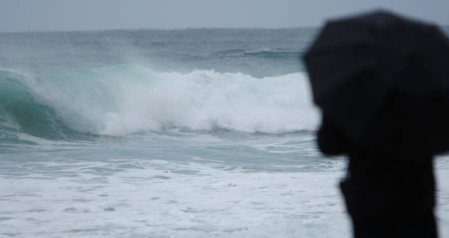 Donostia y Zarautz han tomado medidas este martes ante el aviso amarillo por olas en la costa. El Paseo Nuevo de San Sebastián ha quedado cerrado y en el Malecón zarauztarra los comerciantes han comenzado a 'blindar' sus establecimientos.