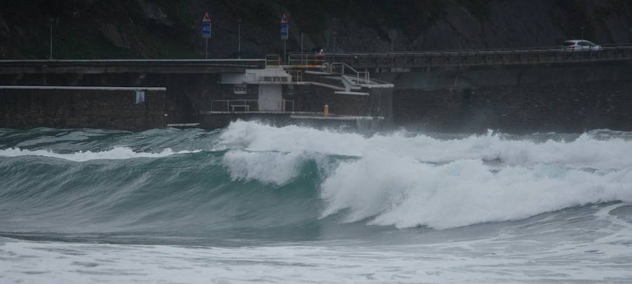 Donostia y Zarautz han tomado medidas este martes ante el aviso amarillo por olas en la costa. El Paseo Nuevo de San Sebastián ha quedado cerrado y en el Malecón zarauztarra los comerciantes han comenzado a 'blindar' sus establecimientos.