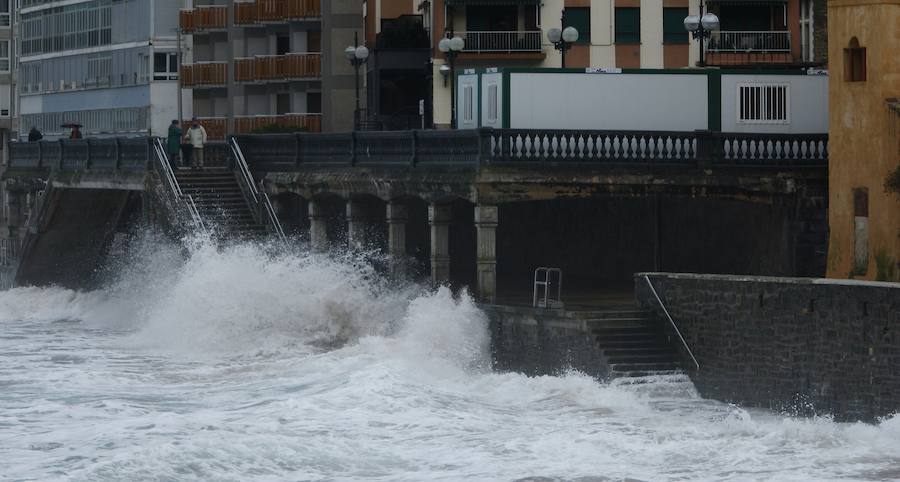 Donostia y Zarautz han tomado medidas este martes ante el aviso amarillo por olas en la costa. El Paseo Nuevo de San Sebastián ha quedado cerrado y en el Malecón zarauztarra los comerciantes han comenzado a 'blindar' sus establecimientos.