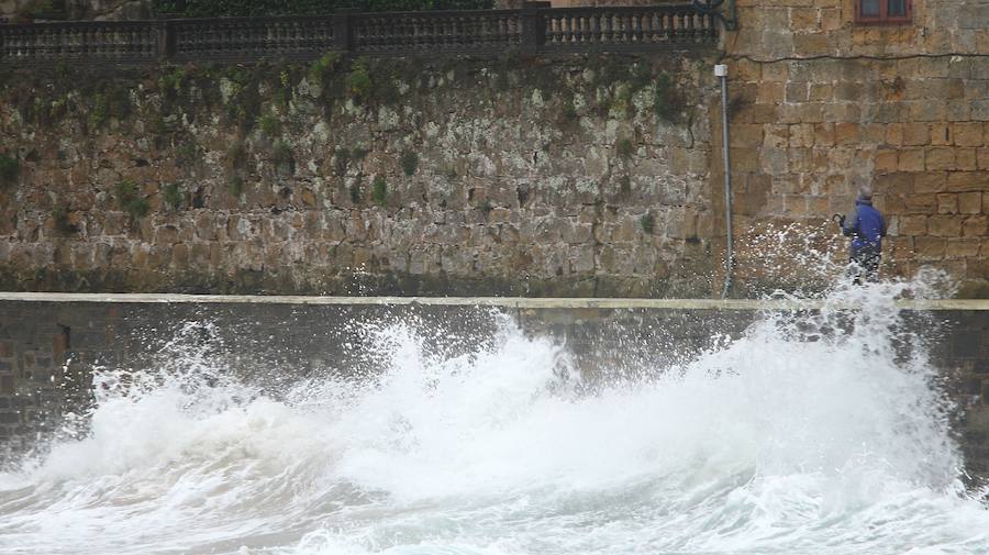 Donostia y Zarautz han tomado medidas este martes ante el aviso amarillo por olas en la costa. El Paseo Nuevo de San Sebastián ha quedado cerrado y en el Malecón zarauztarra los comerciantes han comenzado a 'blindar' sus establecimientos.