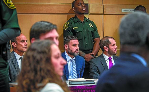 Pablo Ibar, en la sesión de la lectura del veredicto, acompañado de sus abogados.