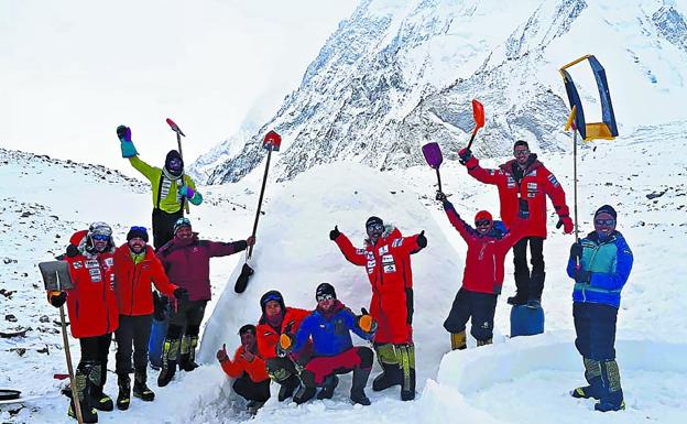 La expedición de Txikon, en el campo base del K2 durante la construcción de los iglús. 