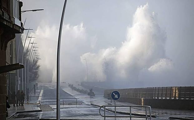 Temporal de olas en el Paseo Nuevo, el pasado invierno.