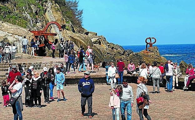 Turistas en el Peine del Viento de San Sebastián.