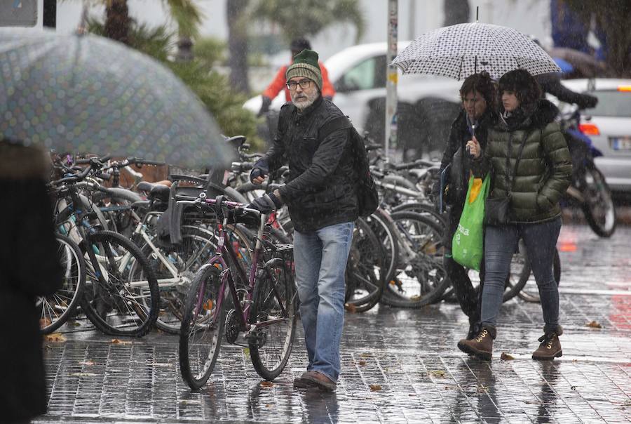 La nieve ha llegado a los montes de Gipuzkoa y ya complica la circulación en varios puntos del territorio, como en Pagozelai. Los camiones con sal ya están operativos. También ha hecho presencia en las campas de Urbia. La lluvia ha sido la protagonista, asimismo, del mal tiempo este martes.